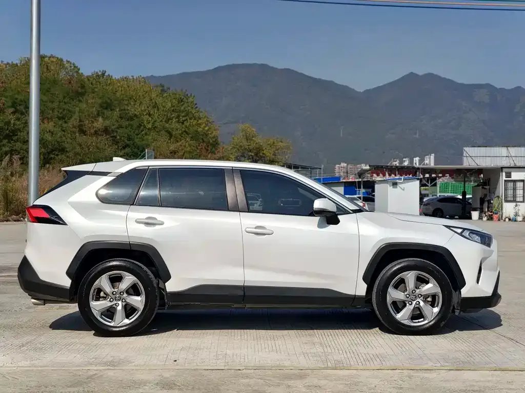 Toyota RAV4 — фото 6