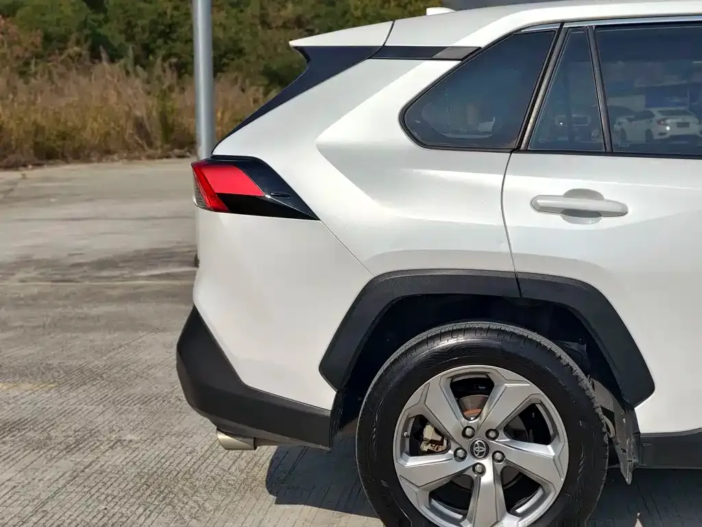 Toyota RAV4 — фото 7