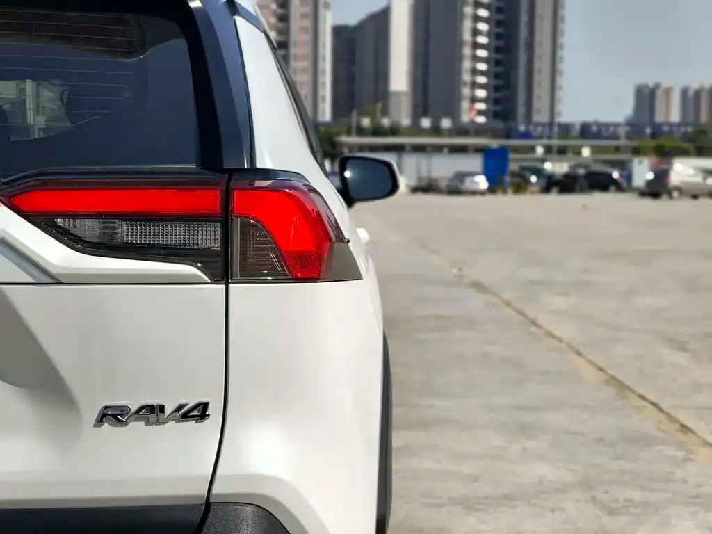 Toyota RAV4 — фото 2