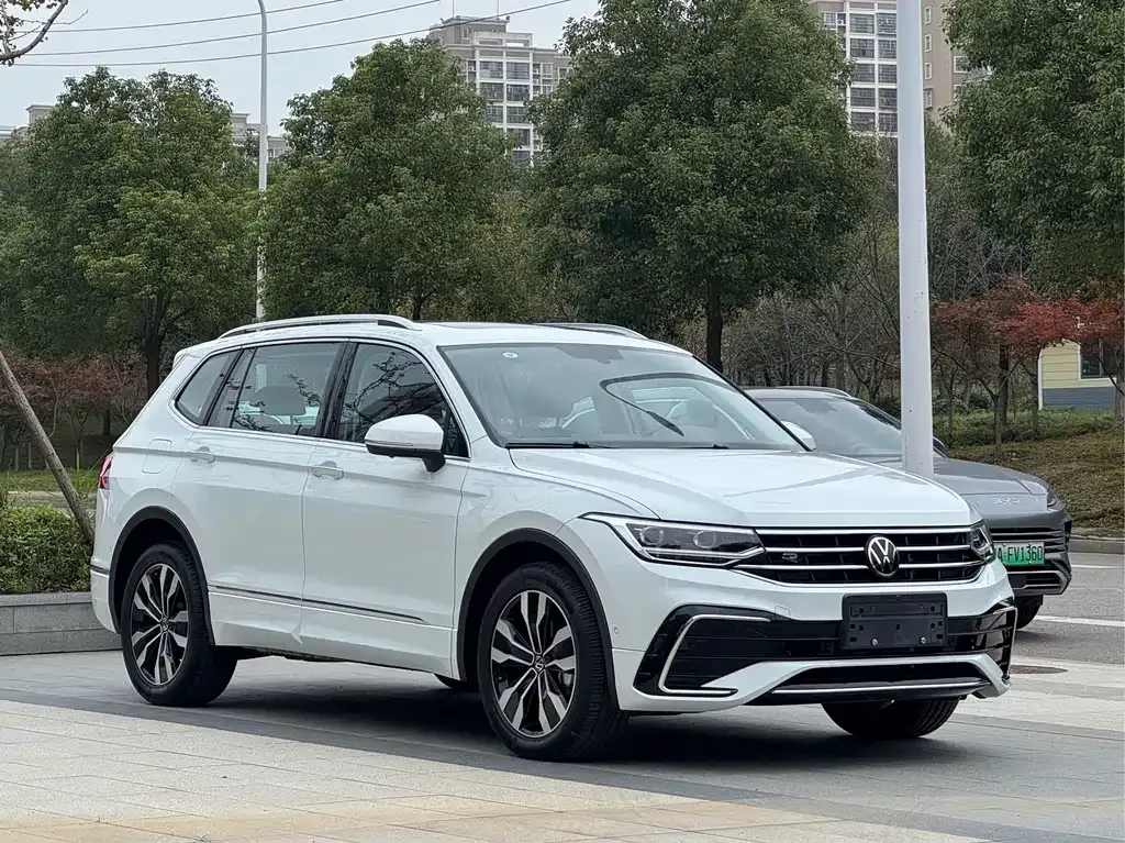 Volkswagen Tiguan L — фото 10