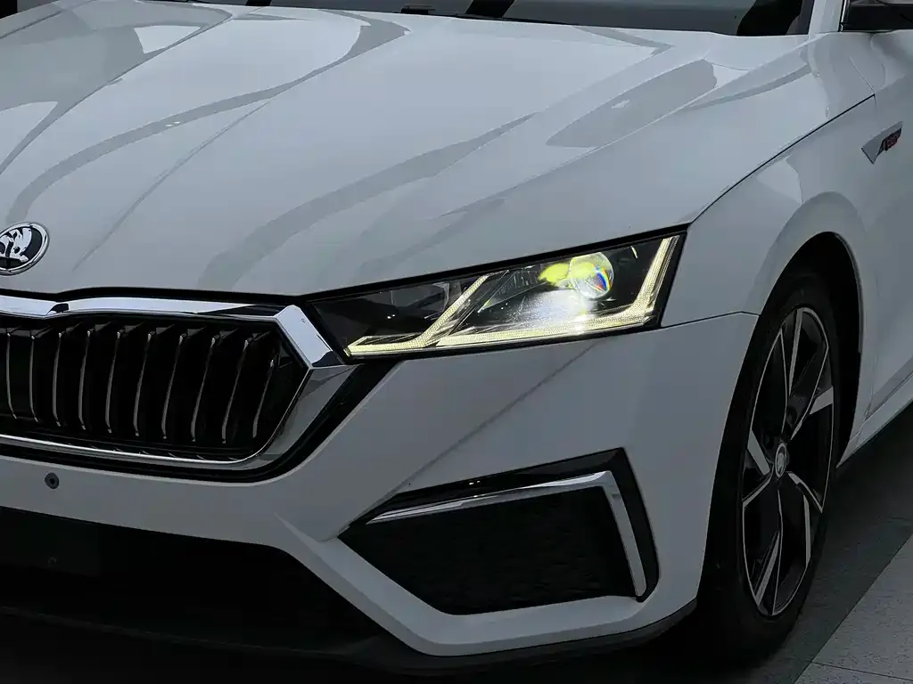 Skoda Octavia — фото 5