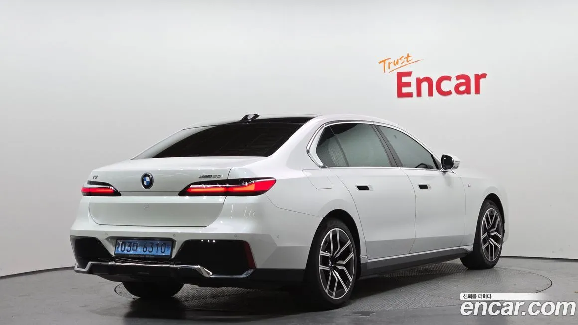 BMW i7 — фото 9