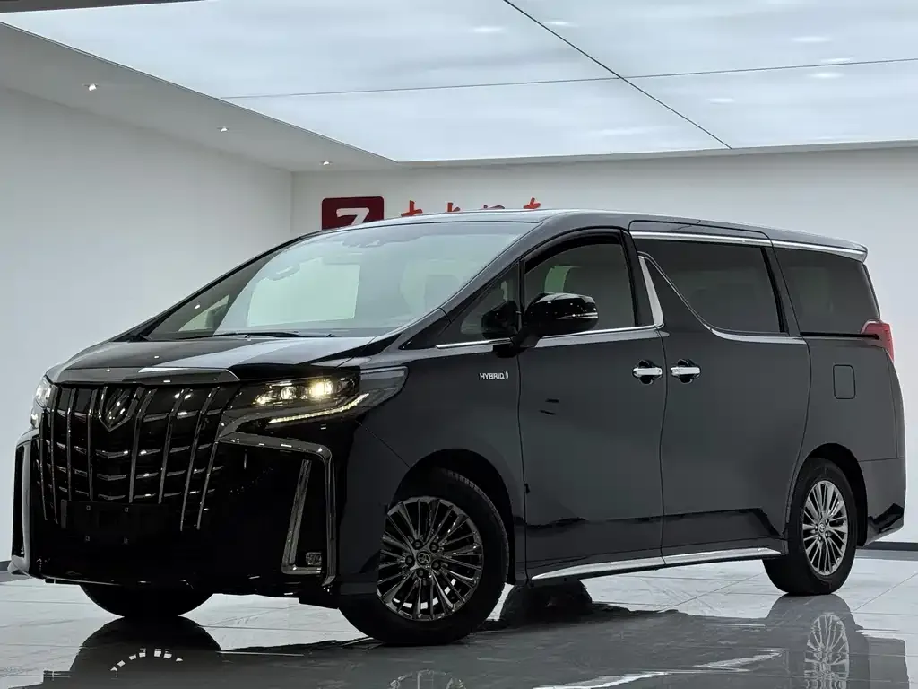Toyota Alphard — фото 1