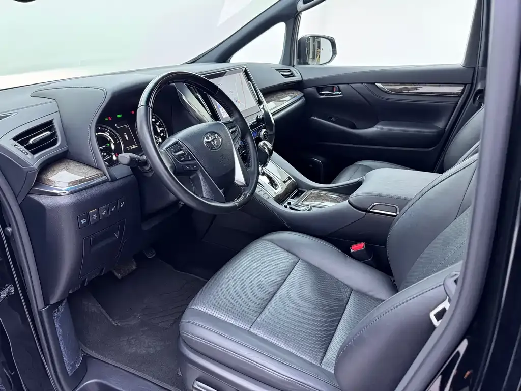 Toyota Alphard — фото 2