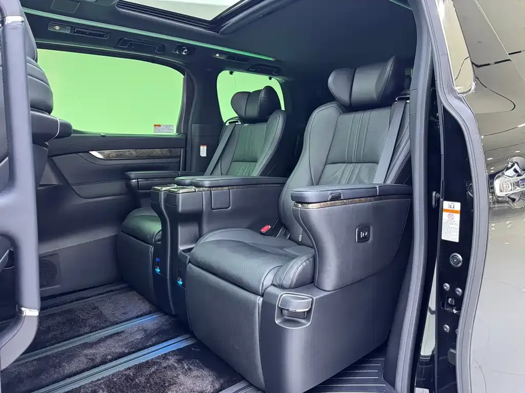 Toyota Alphard — фото 10