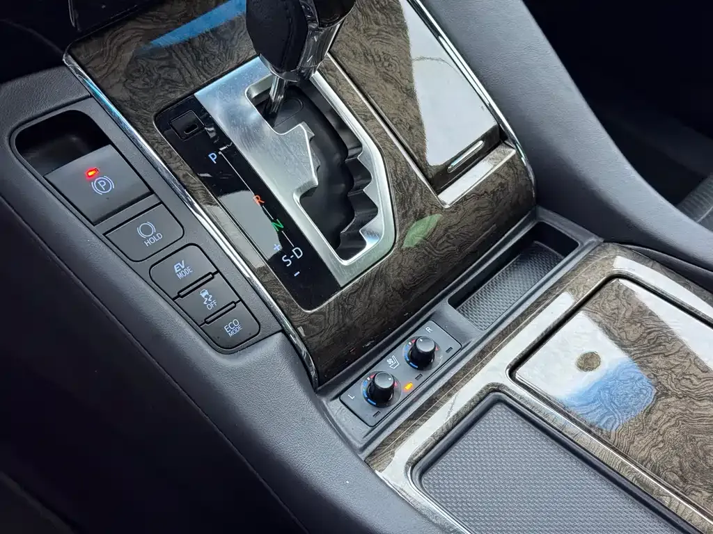 Toyota Alphard — фото 8