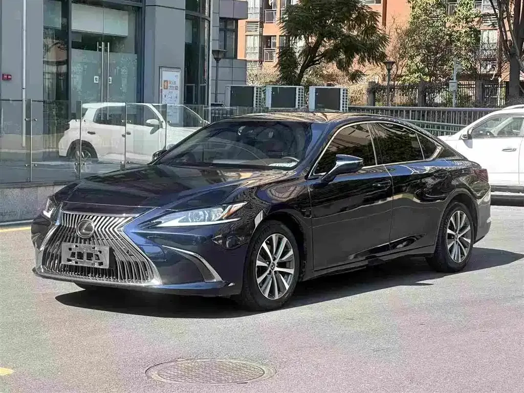 Lexus ES — фото 1