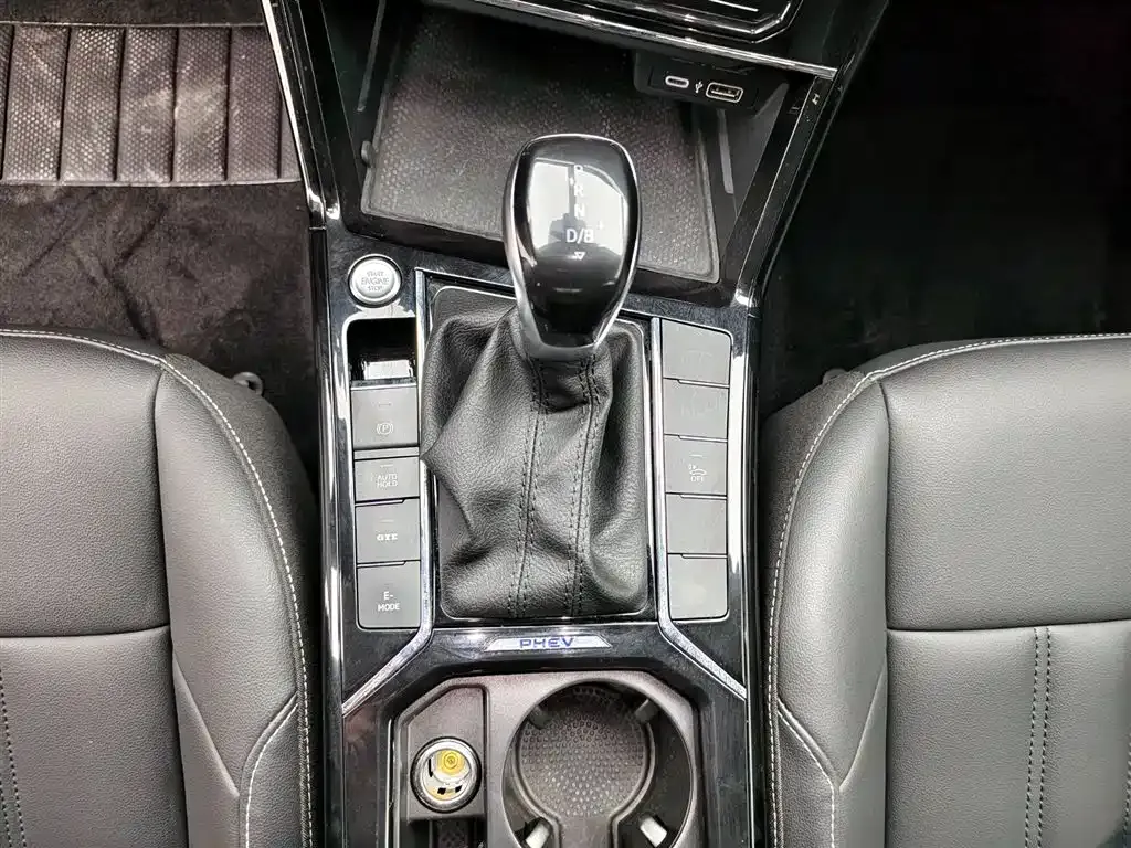 Volkswagen Passat New Energy — фото 10