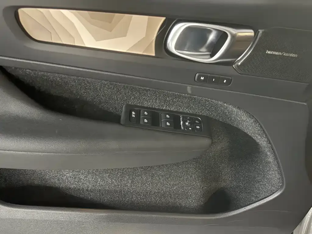 Volvo C40 — фото 3