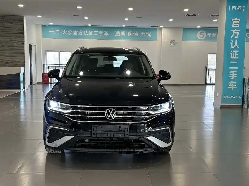 Volkswagen Tiguan L — фото 1