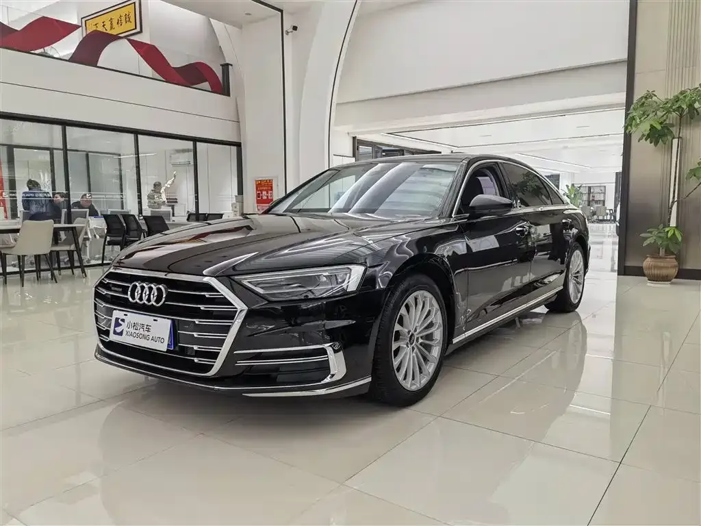 Audi A8 — фото 1