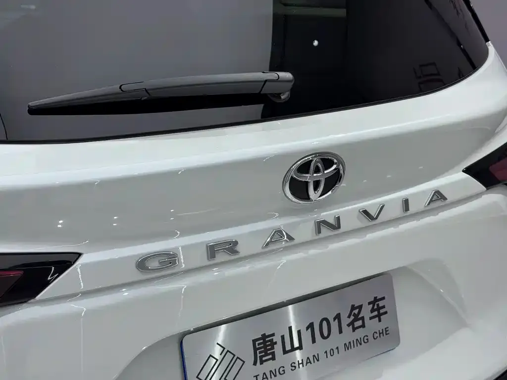 Toyota Granvia — фото 4