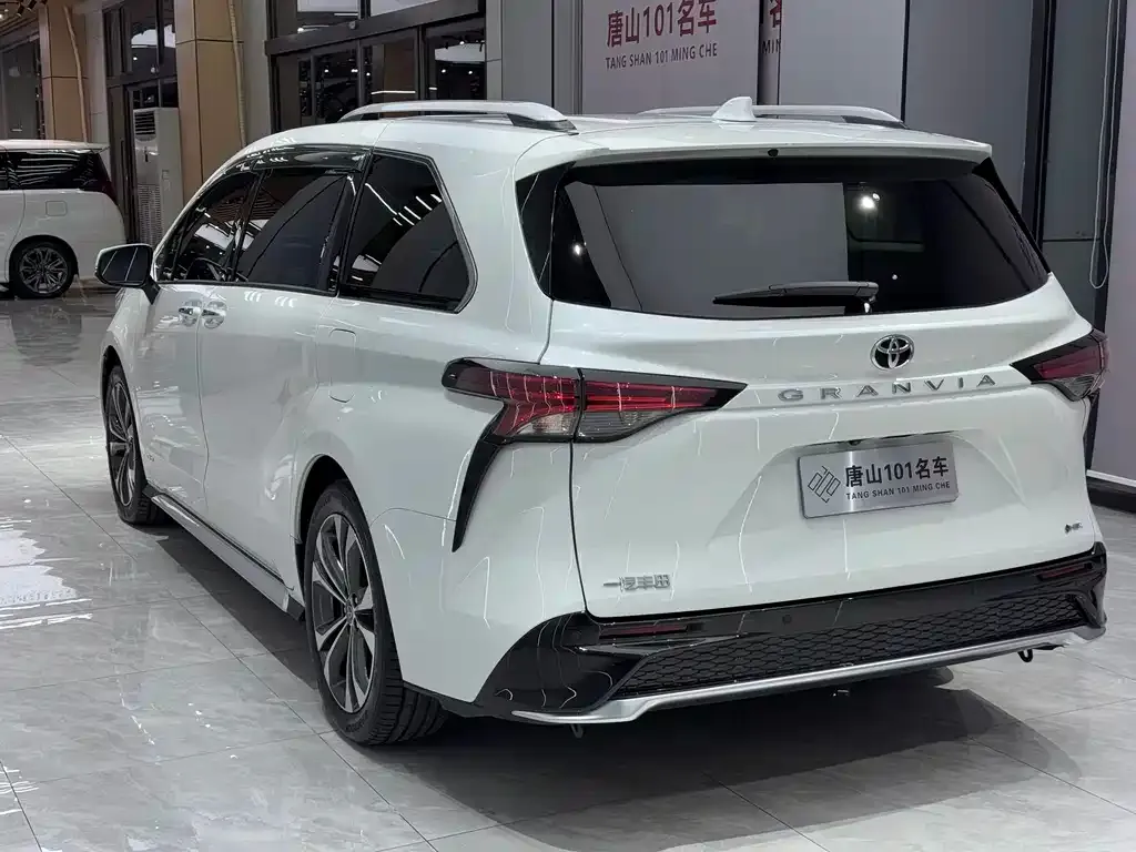 Toyota Granvia — фото 10