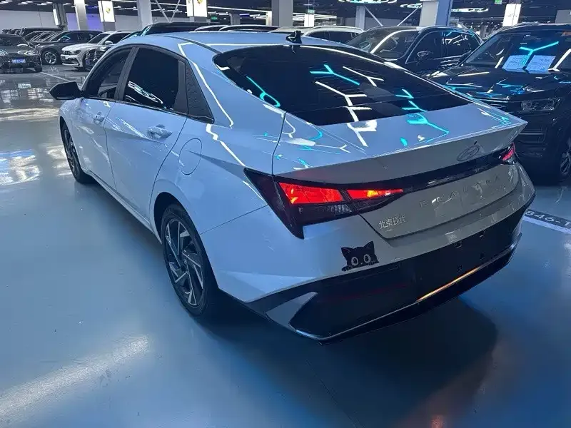 Hyundai Elantra — фото 7