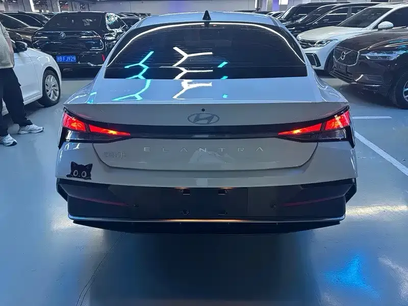 Hyundai Elantra — фото 9