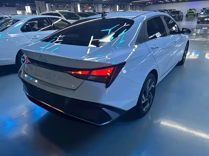 Hyundai Elantra — фото 4