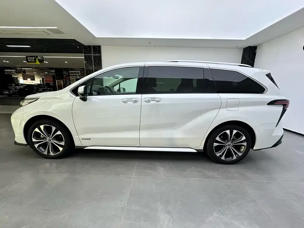 Toyota Granvia — фото 4