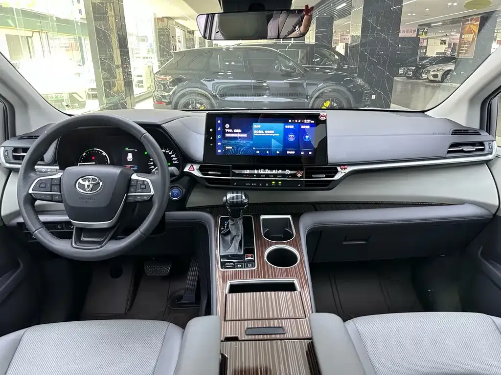 Toyota Granvia — фото 9