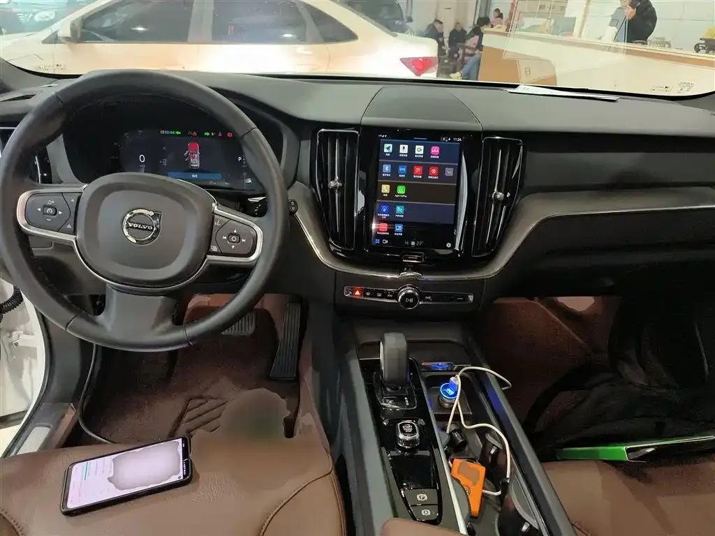 Volvo XC60 — фото 10