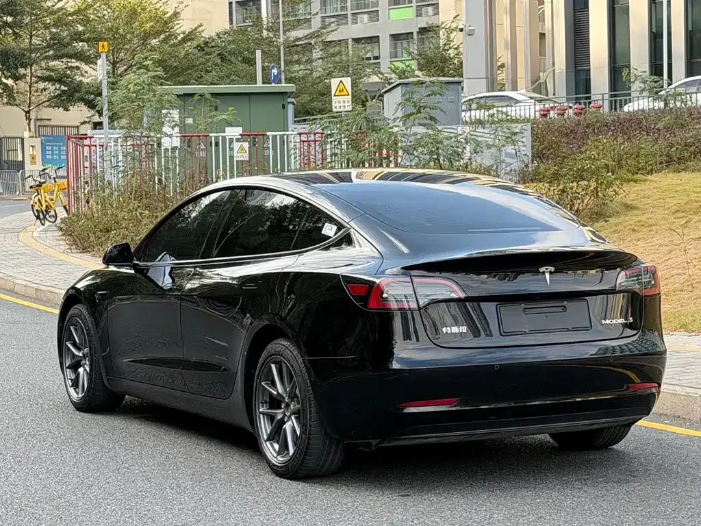 Tesla Model 3 — фото 4