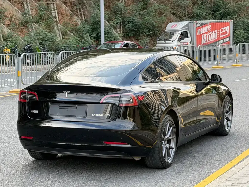 Tesla Model 3 — фото 6