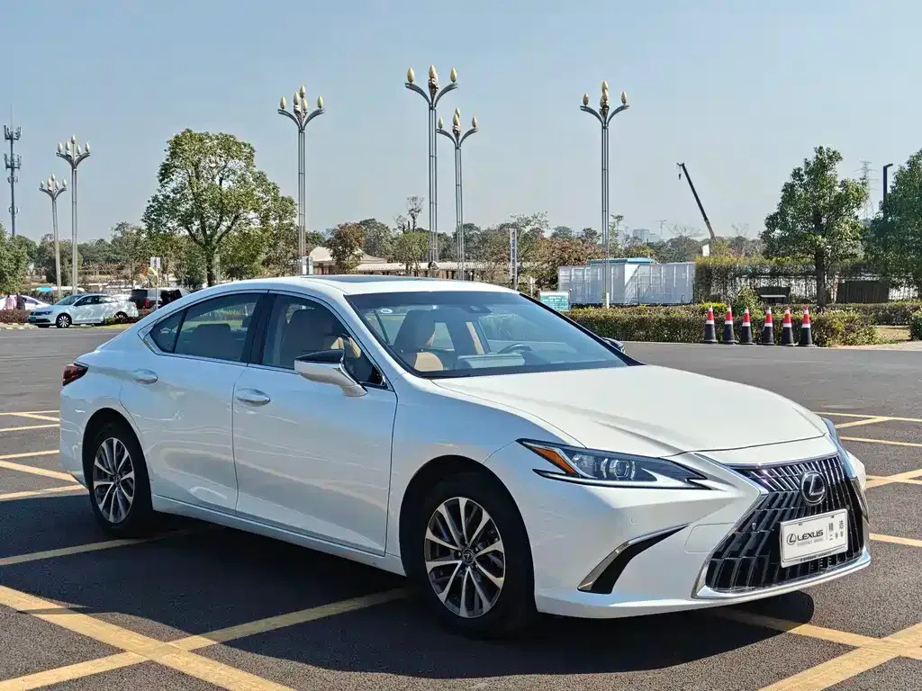 Lexus ES — фото 1