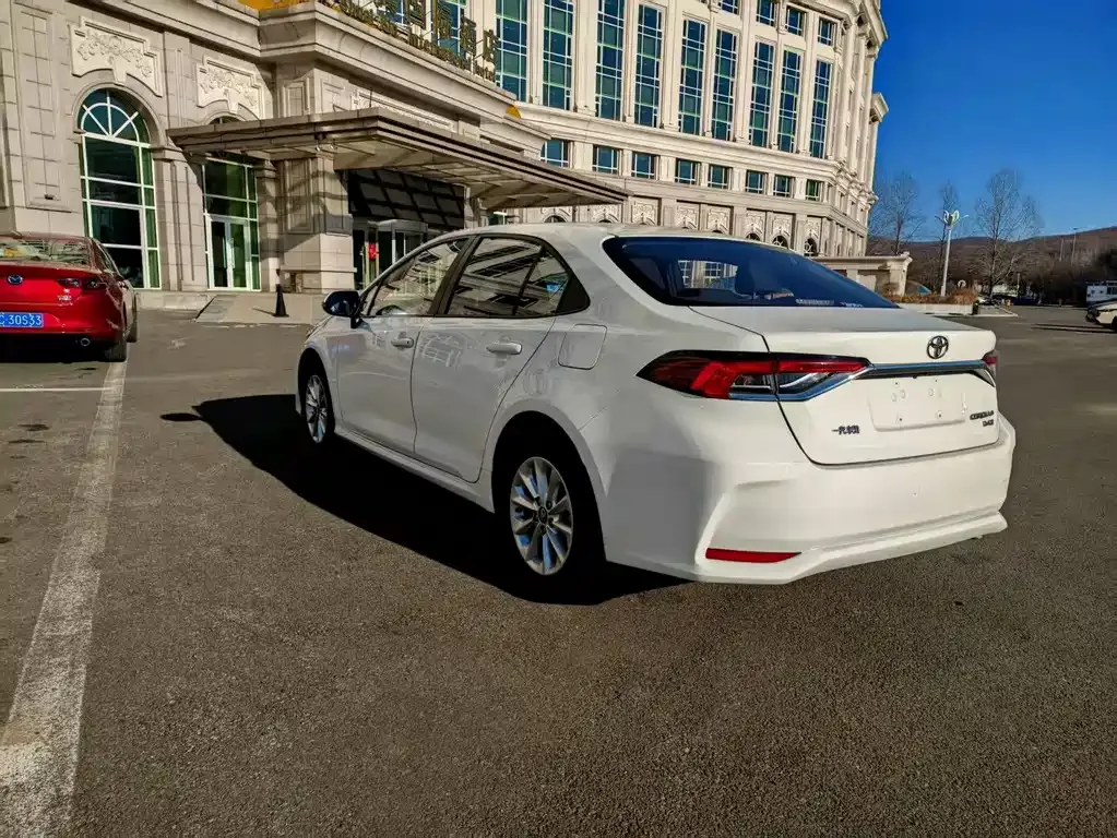 Toyota Corolla — фото 5
