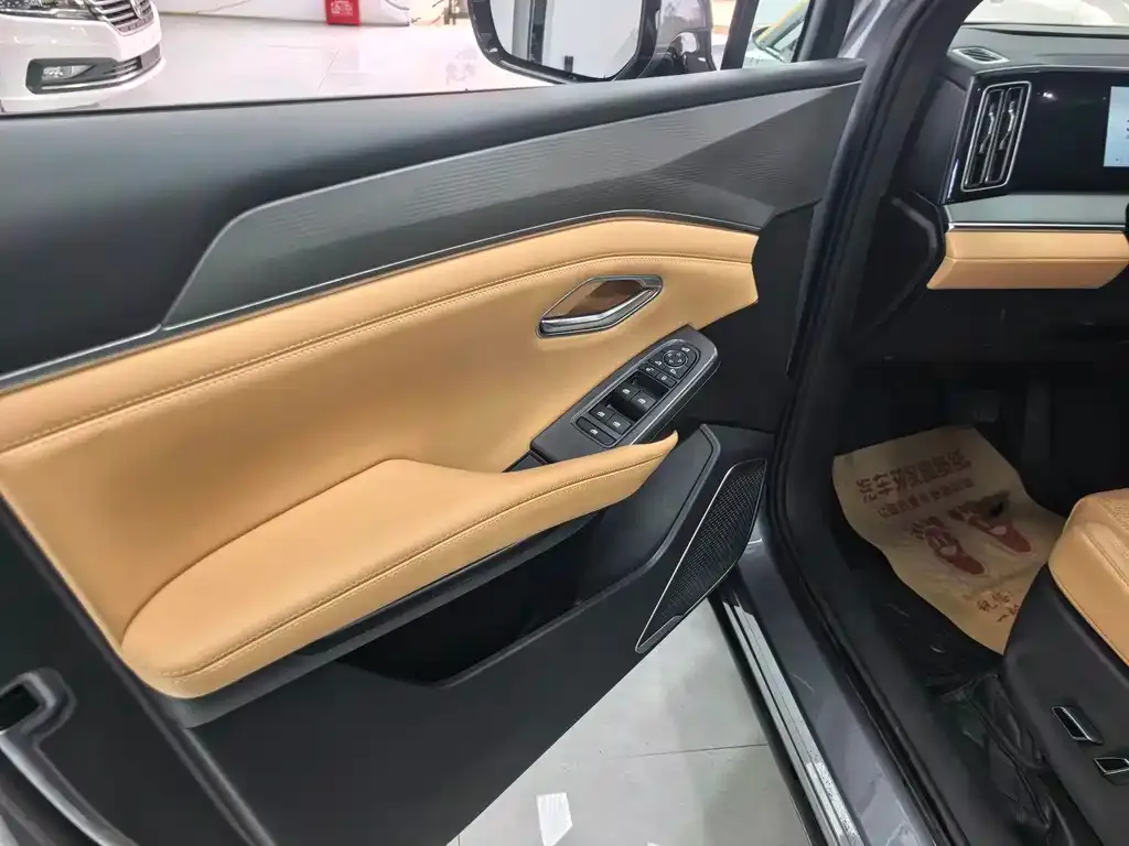 BYD L DM-i — фото 4