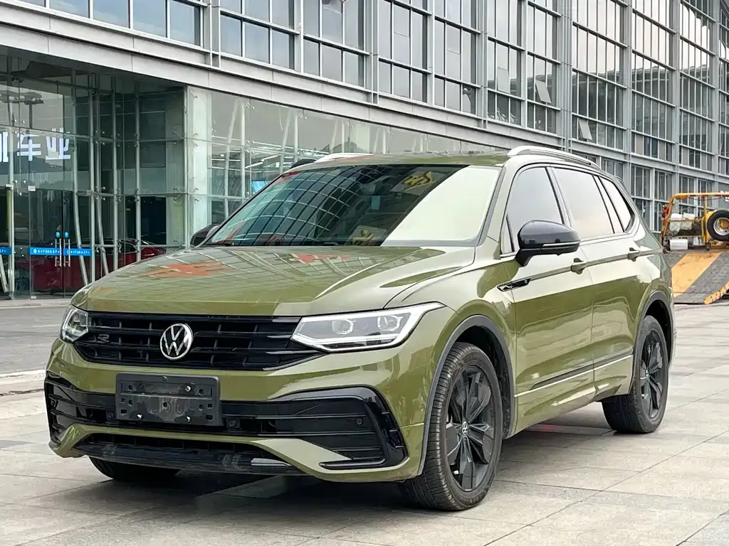 Volkswagen Tiguan L — фото 1