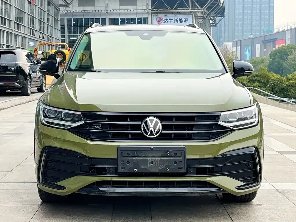 Volkswagen Tiguan L — фото 10