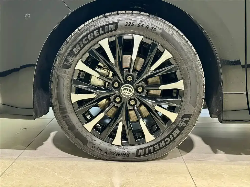 Toyota Alphard — фото 9