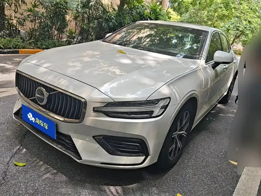 Volvo S60 — фото 1