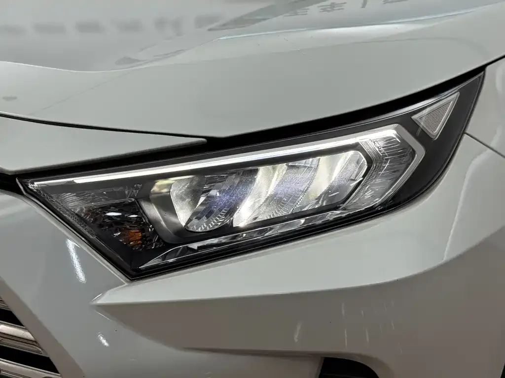 Toyota RAV4 — фото 10