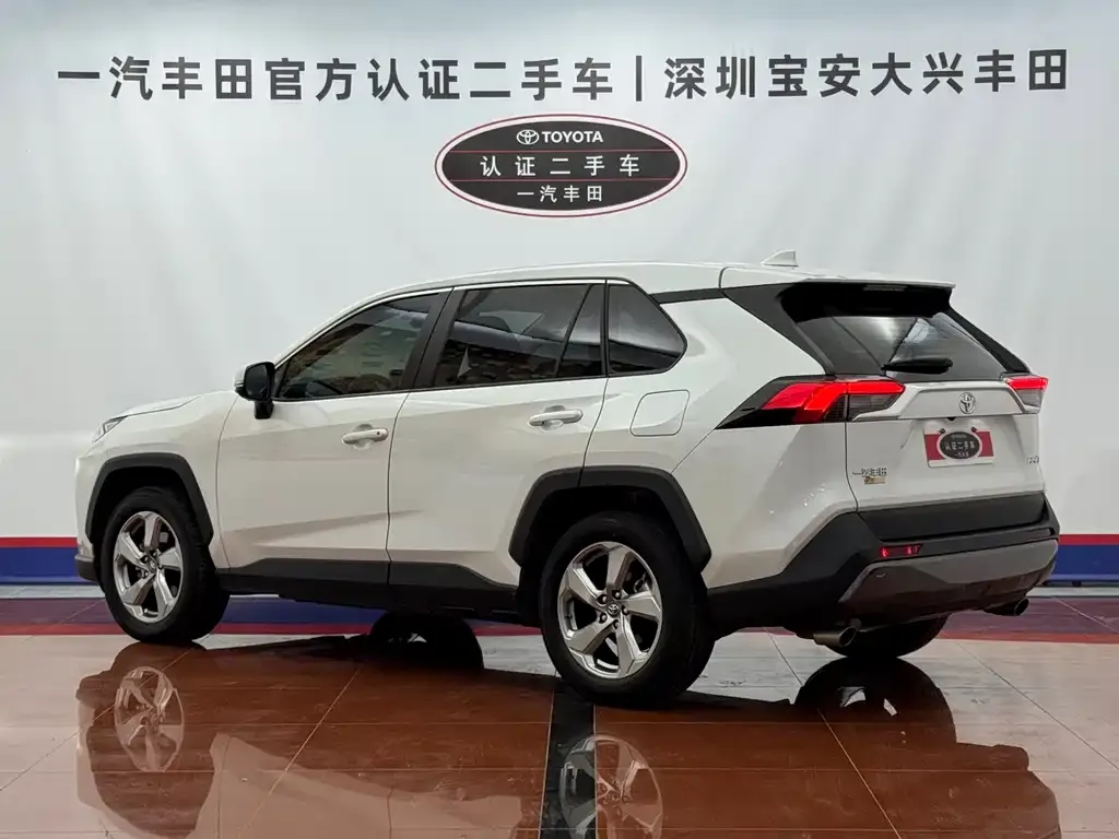 Toyota RAV4 — фото 8