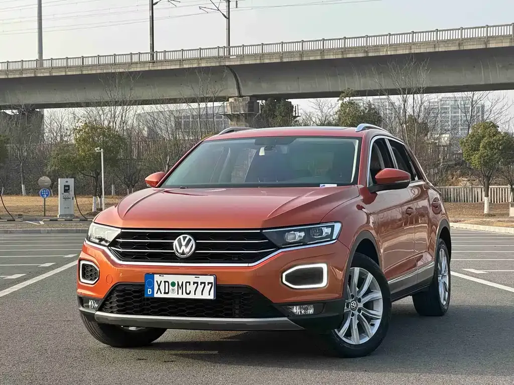 Volkswagen T-Roc — фото 1