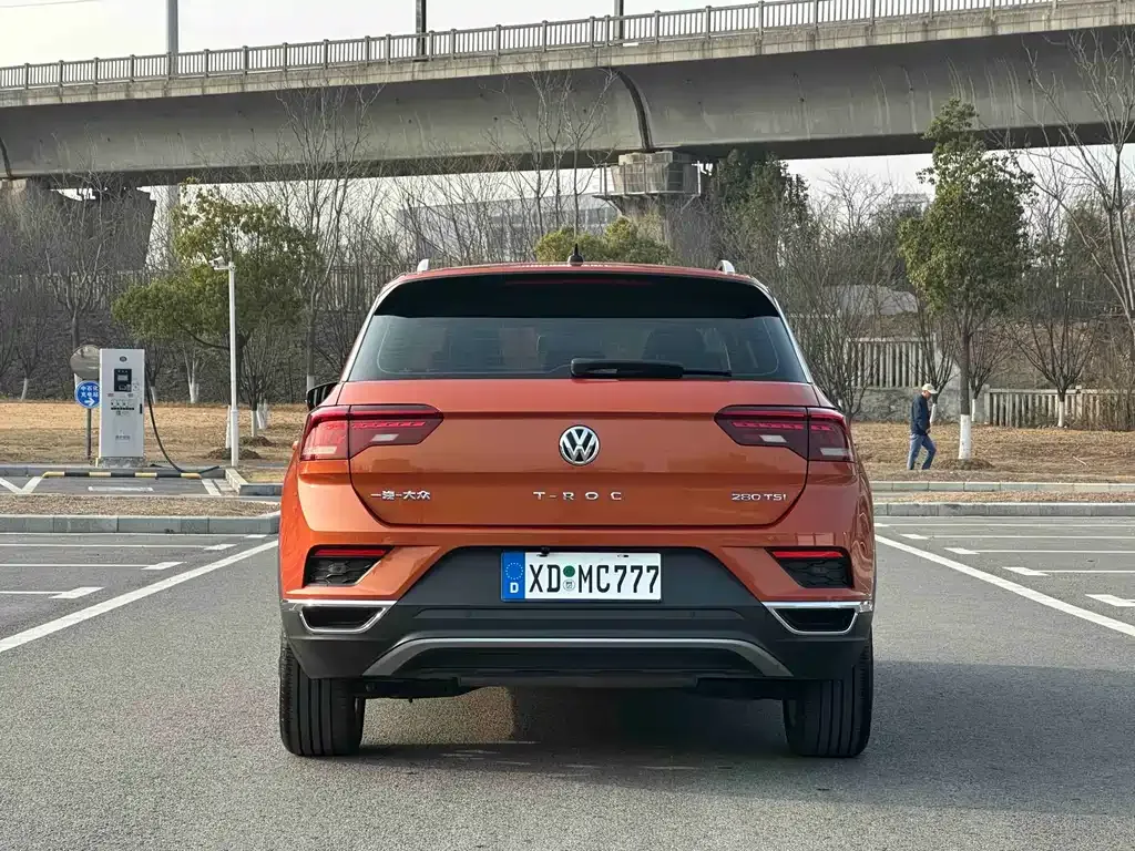 Volkswagen T-Roc — фото 10