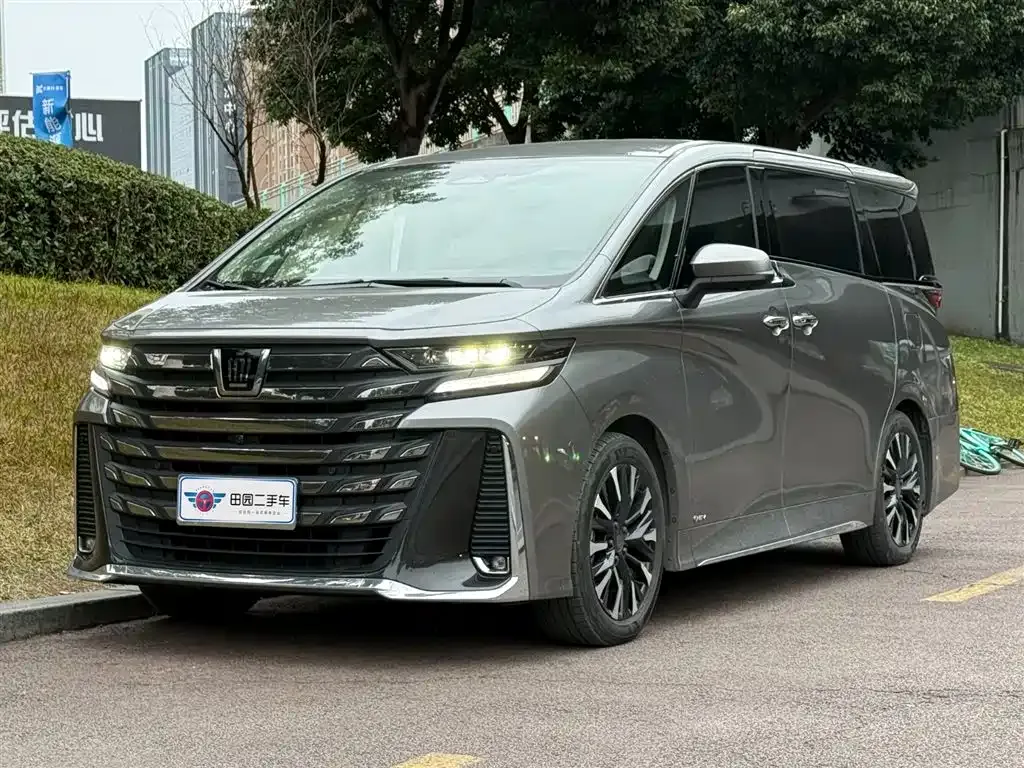 Toyota Vellfire — фото 1