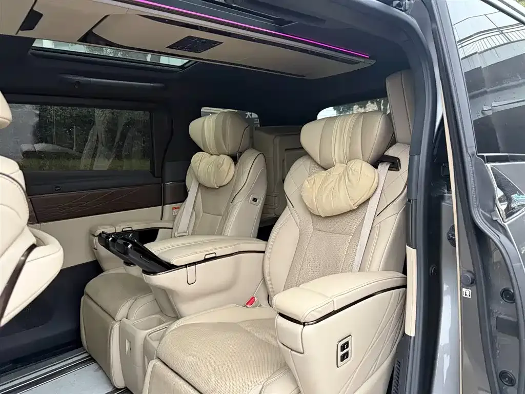 Toyota Vellfire — фото 2