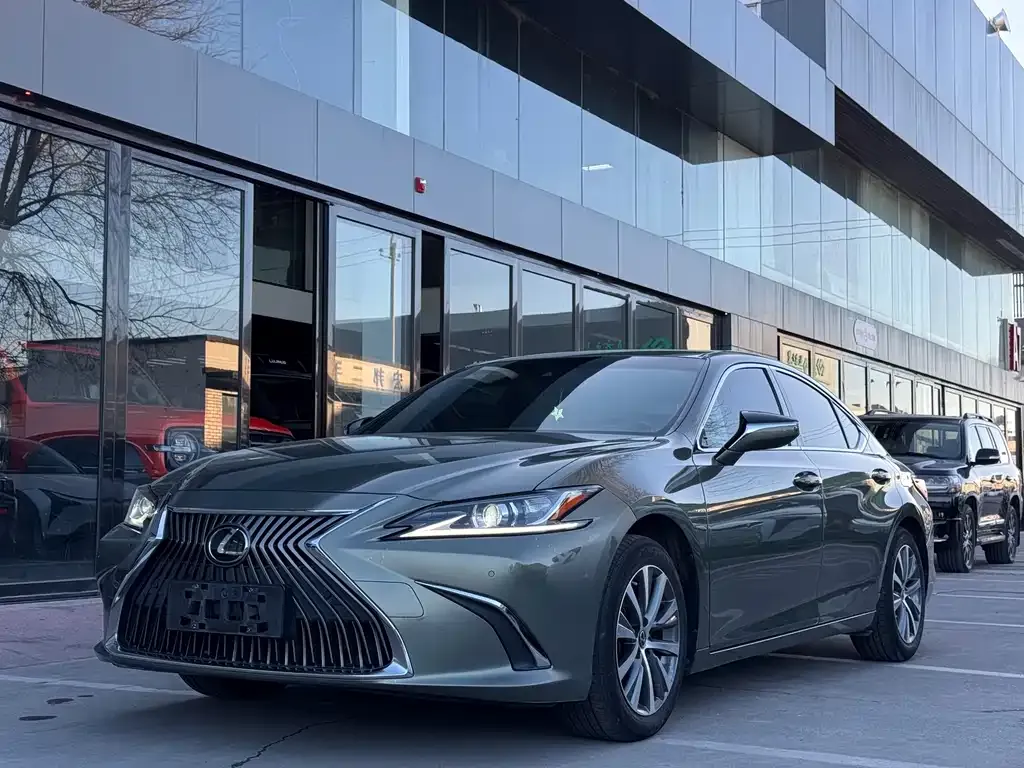 Lexus ES — фото 1