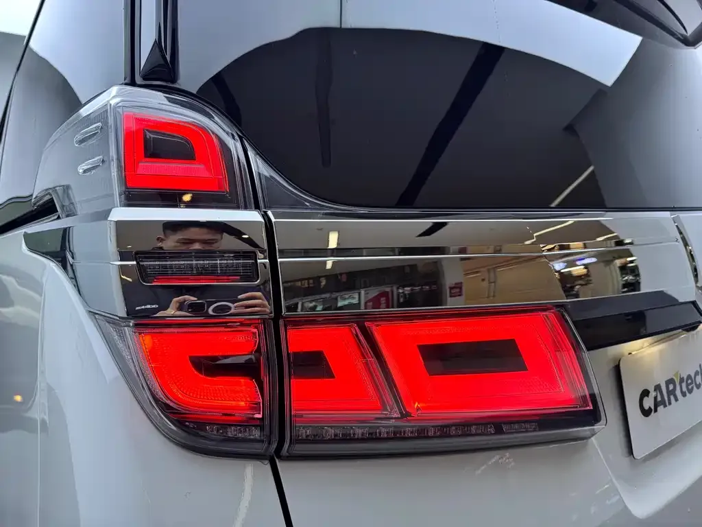 Toyota Vellfire — фото 8