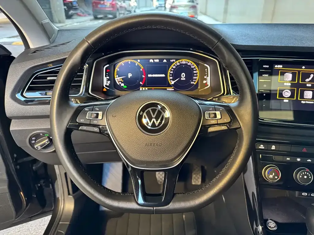 Volkswagen T-Roc — фото 7
