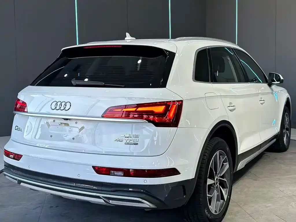 Audi Q5L — фото 9
