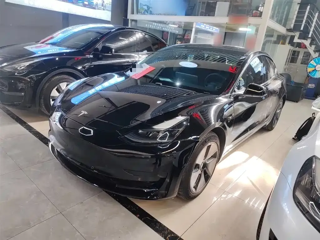 Tesla Model 3 — фото 1