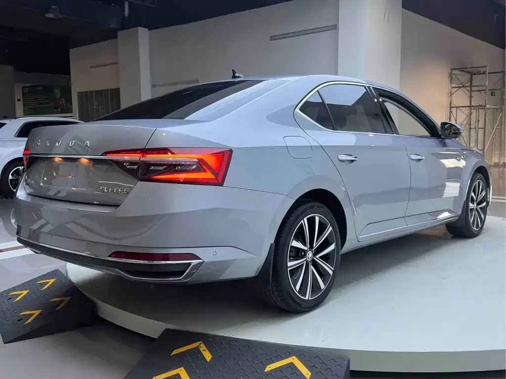 Skoda Superb — фото 8