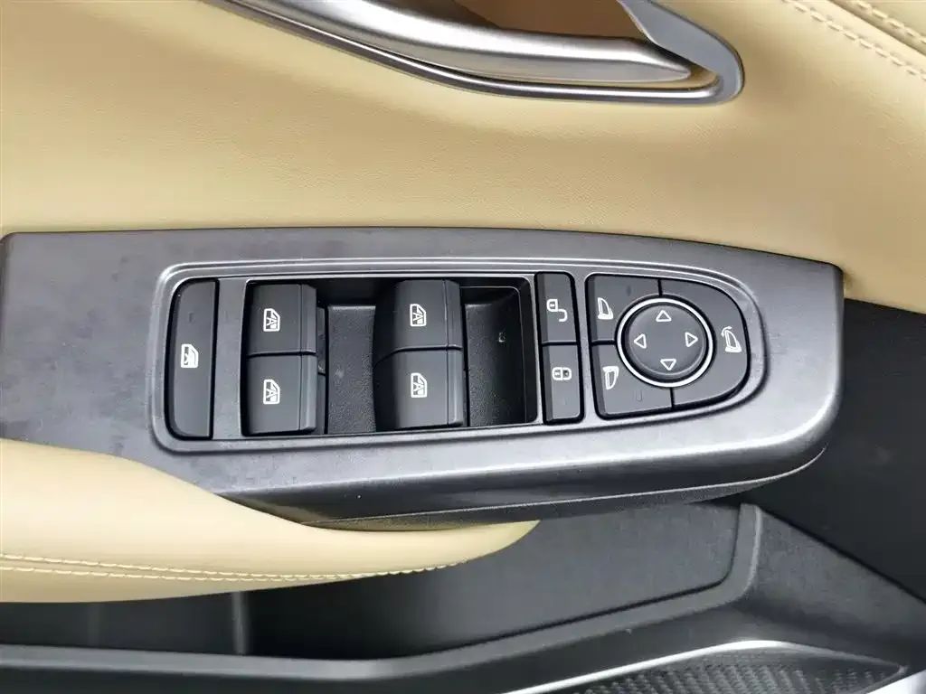 BYD L DM-i — фото 3