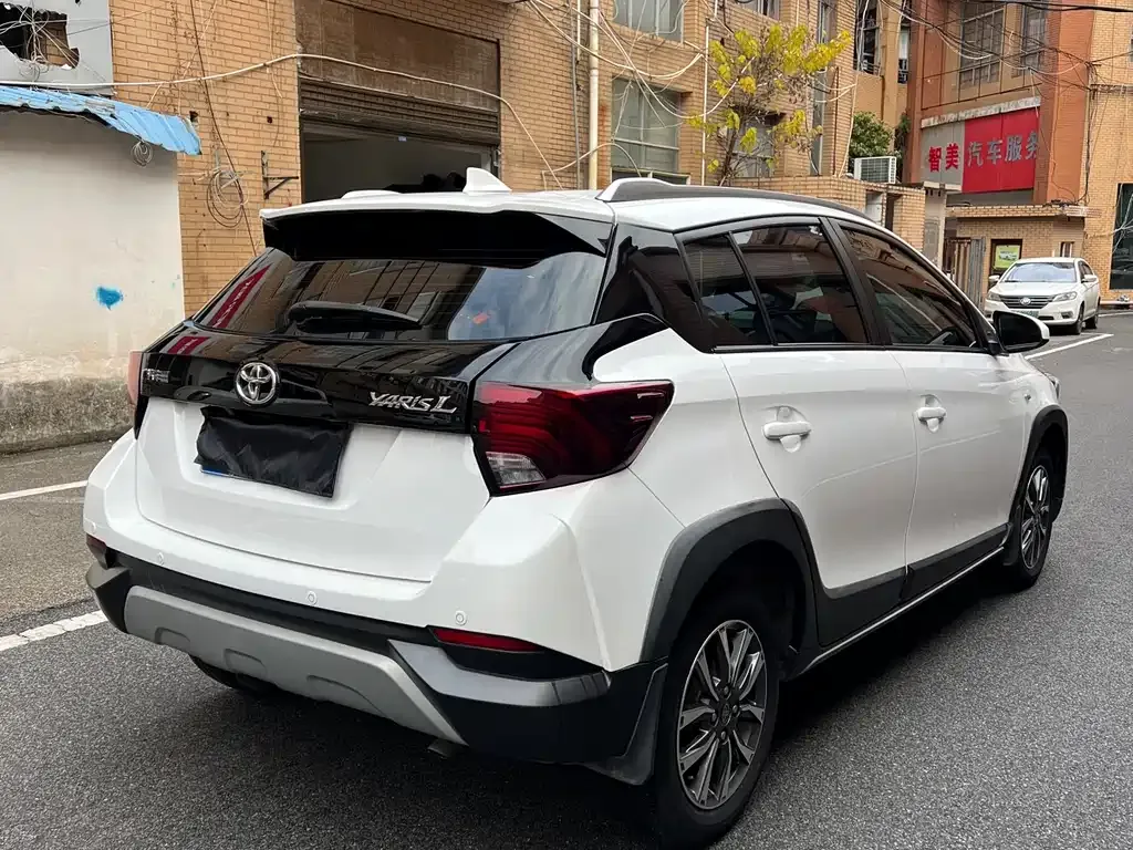 Toyota Yaris L — фото 4