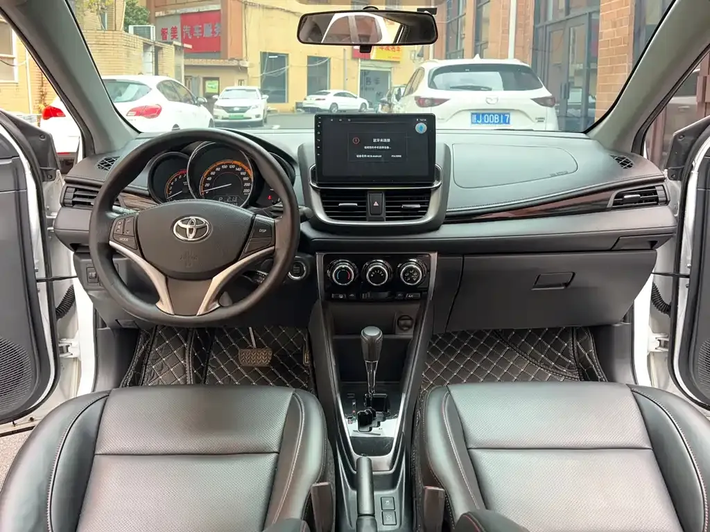 Toyota Yaris L — фото 2