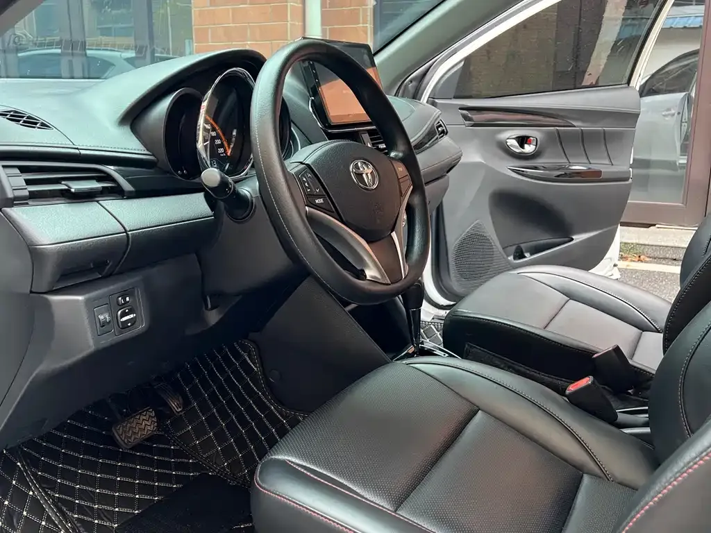 Toyota Yaris L — фото 3