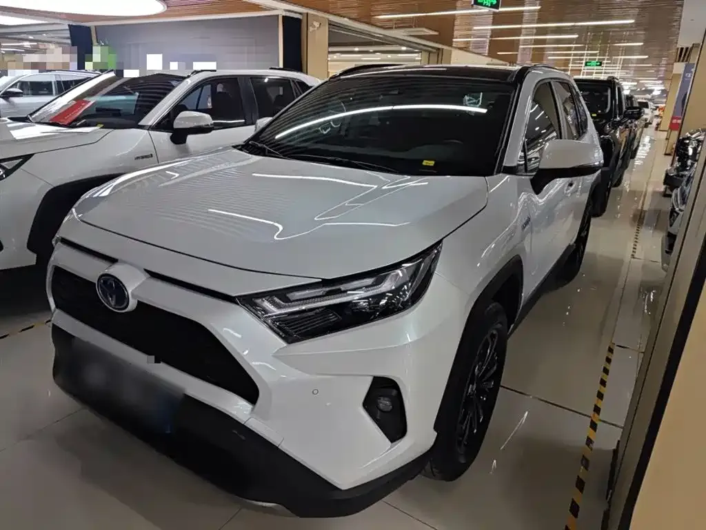 Toyota RAV4 — фото 1