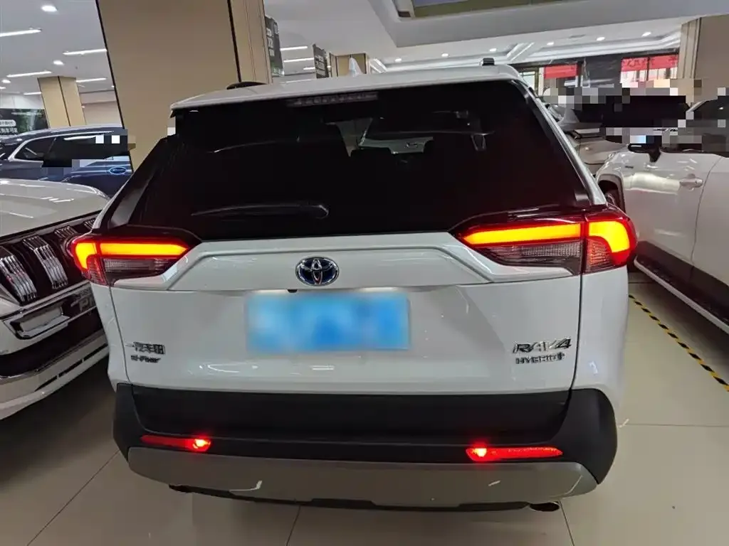 Toyota RAV4 — фото 2